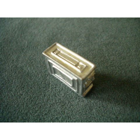 Metal US ammunition box small  in 1/16, unpainted 