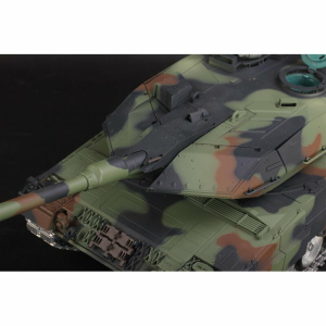 Heng Long Leopard 2A6, Version Tarn in 1:16 mit BB-Einheit/IR-System, Schwingarme aus Metall, V6.OS-Platine und Transportbox aus Holz