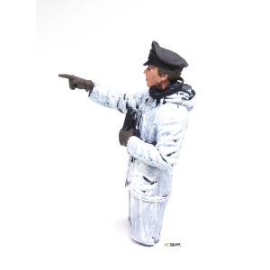 Figur 1/16 - Deutscher Panzerkommandant wintertarn, 3/4-Figur, montiert und handbemalt
