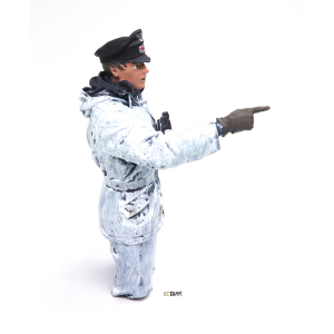 Figur 1/16 - Deutscher Panzerkommandant wintertarn, 3/4-Figur, montiert und handbemalt